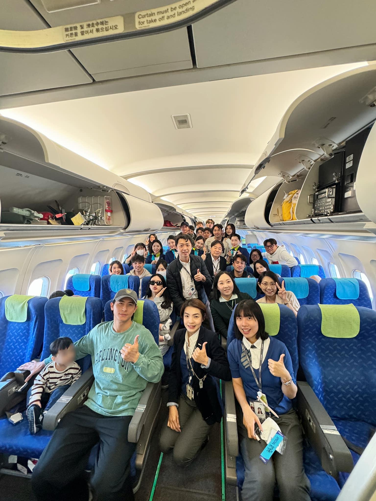 統一獅分批前往韓國旅遊,航空公司發出合照。(圖/翻攝臉書 釜山航空台灣)