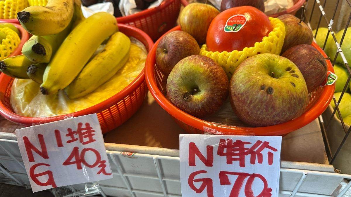 東湖市場攤販疑賣「腐爛水果」！整袋不能吃　老闆致歉急喊冤