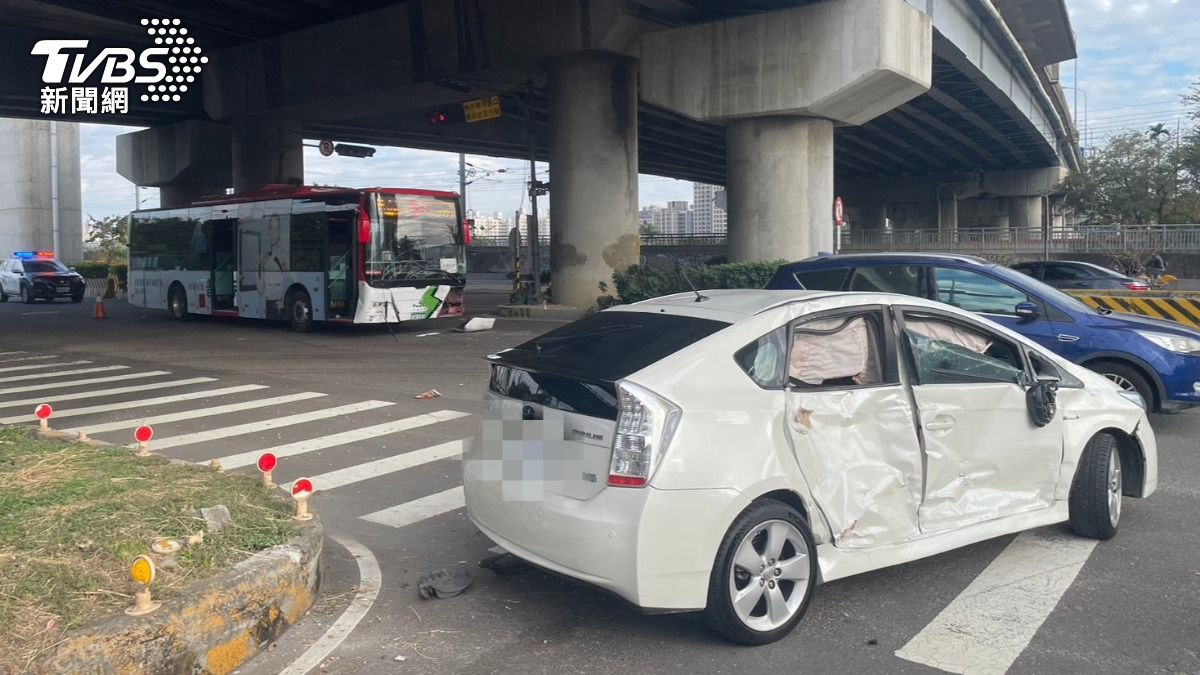 有片/為爭一秒違規左轉!台中男遭撞整車滑行 公車煞不及5傷