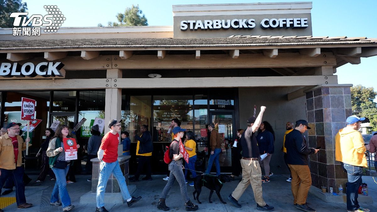 美國星巴克工會(Starbucks Workers United)20日發動罷工。(圖/達志影像美聯社)