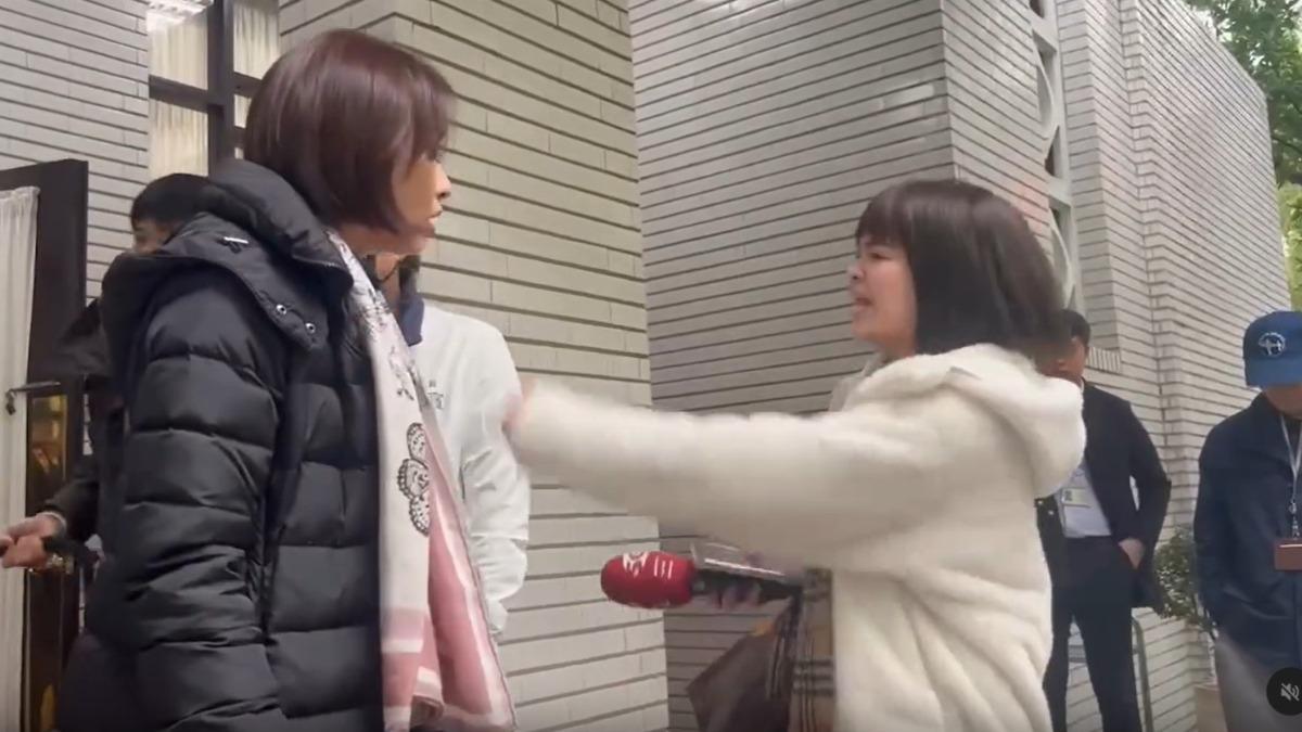 謝男走了，魏汶萱（右）又跑去跟邱議瑩爭執。（圖／翻攝自Threads）