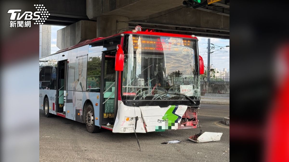 公車玻璃破碎、右下角凹一個洞。(圖/TVBS)