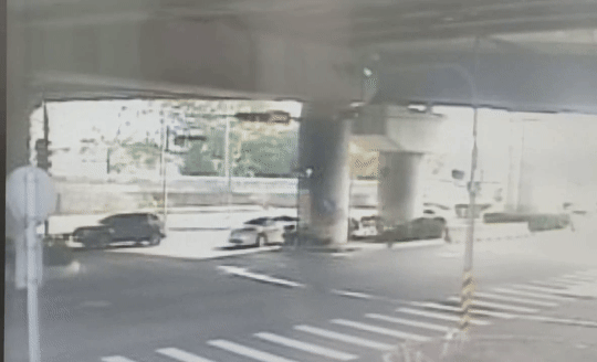 張男違規左轉環中路,公車來不及煞車撞上。(圖/TVBS)