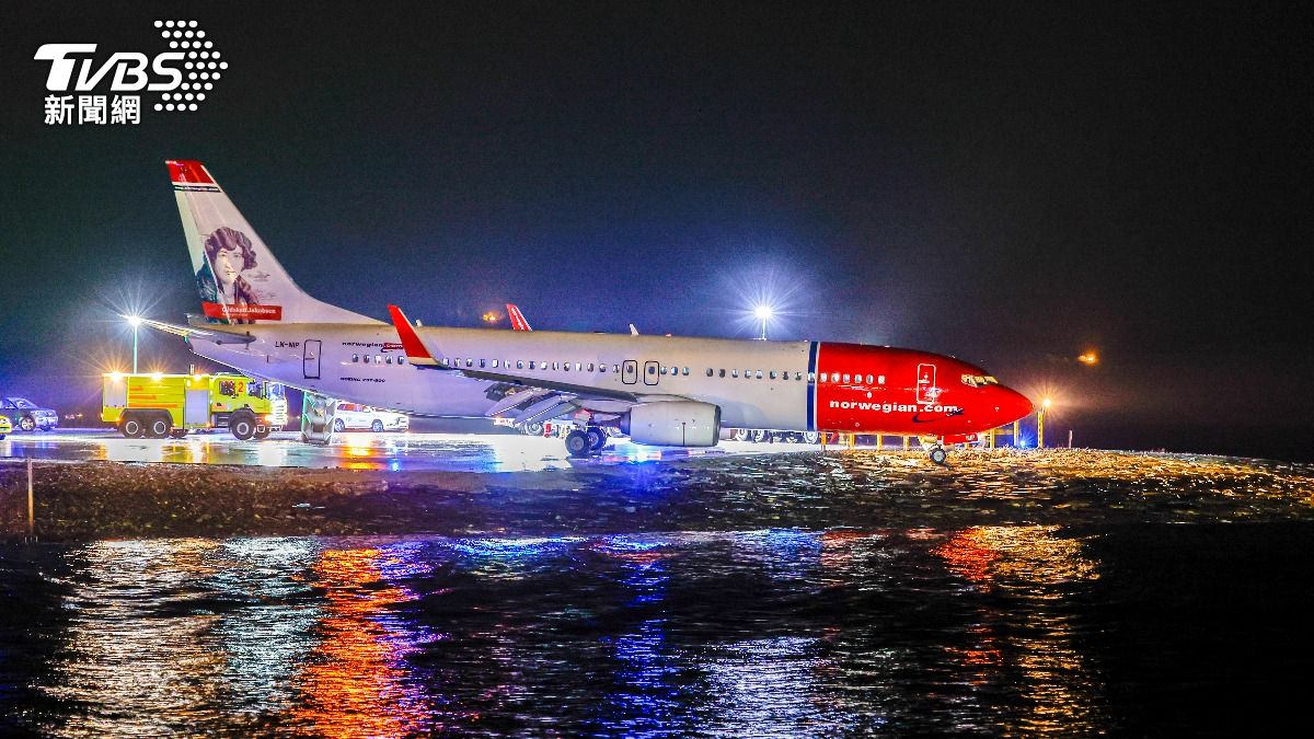 波音737降落後衝出跑道 「差15公尺險墜海」乘客驚恐逃生
