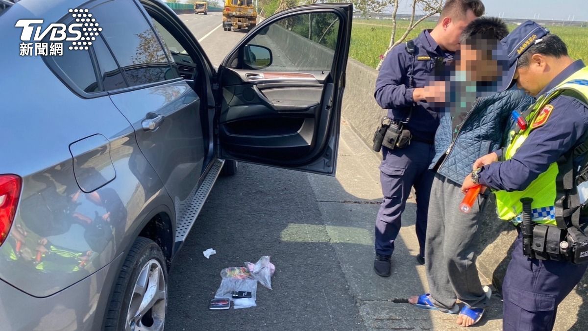 男子疑「毒駕」台82線蛇行肇逃!車上遭搜出毒咖啡、麻醉煙彈
