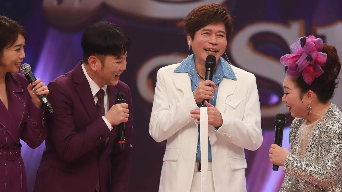 洪榮宏(右二)說謊婉拒工作邀約後,被人用一隻扁鑽砍身中4刀上,耳朵掉了一半。(圖/民視提供)