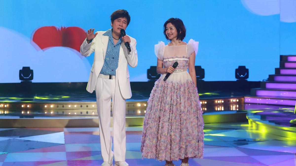 台語歌神洪榮宏與老婆張瀞云上節目表演。(圖/民視提供)