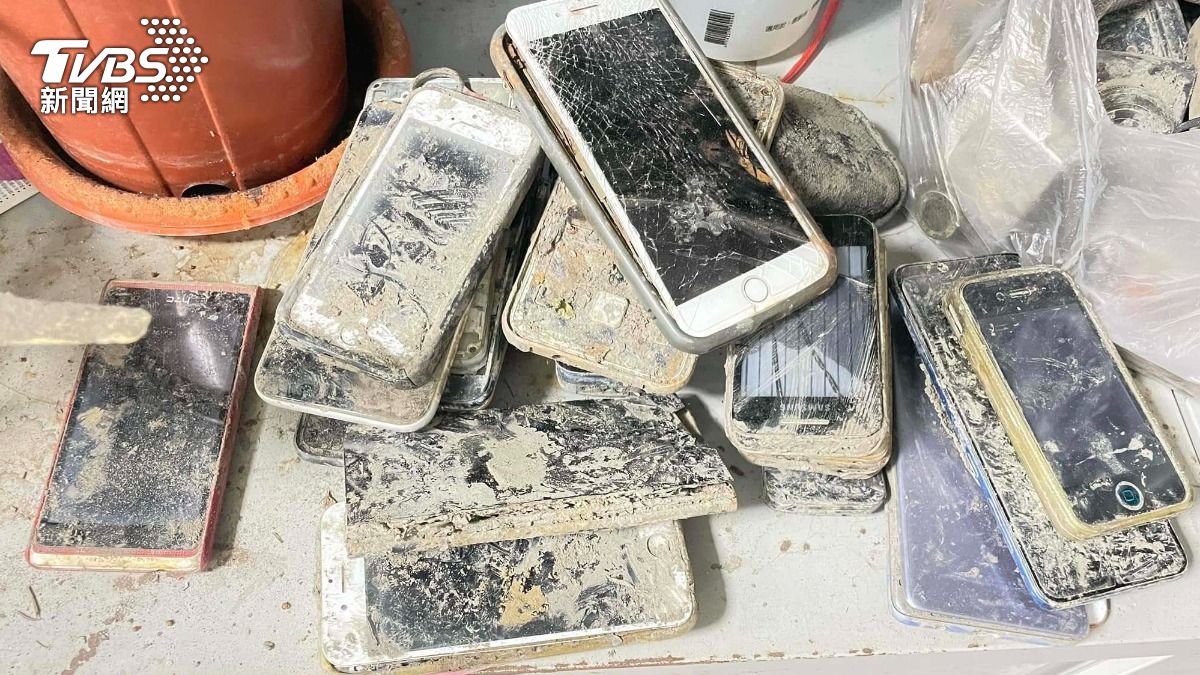 手機墳場?溪頭大學池清逾20年淤泥 撈出多世代iPhone