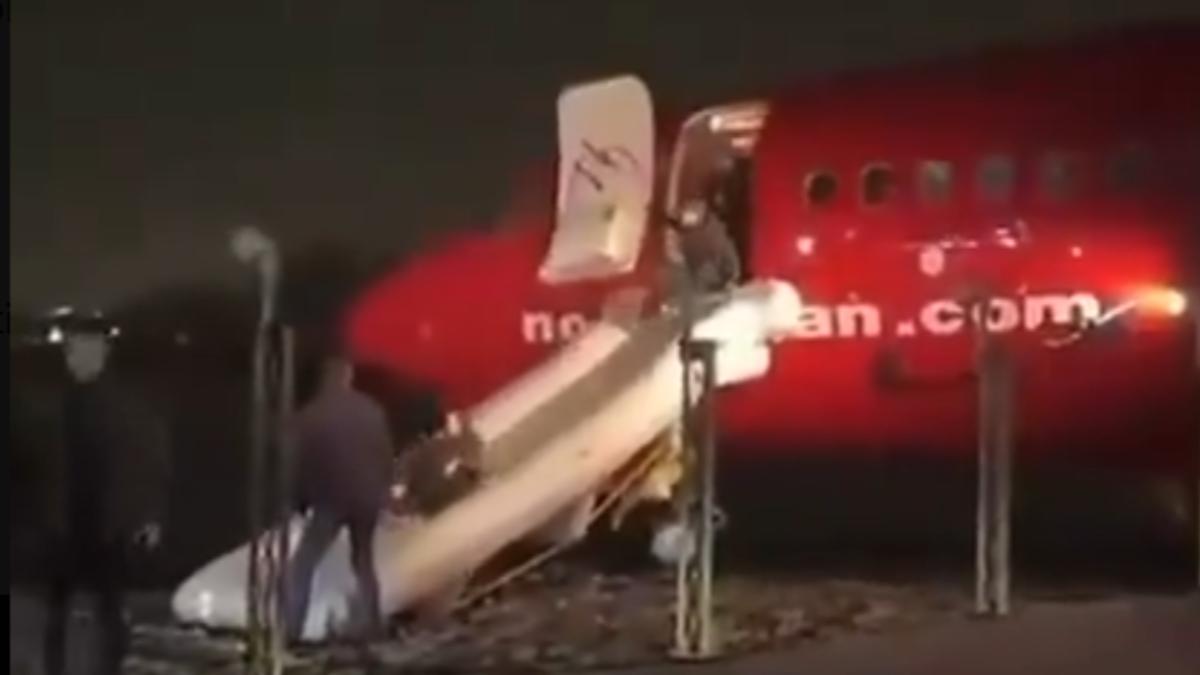 機上乘客透過滑梯逃生。(圖/翻攝自X@fl360aero)