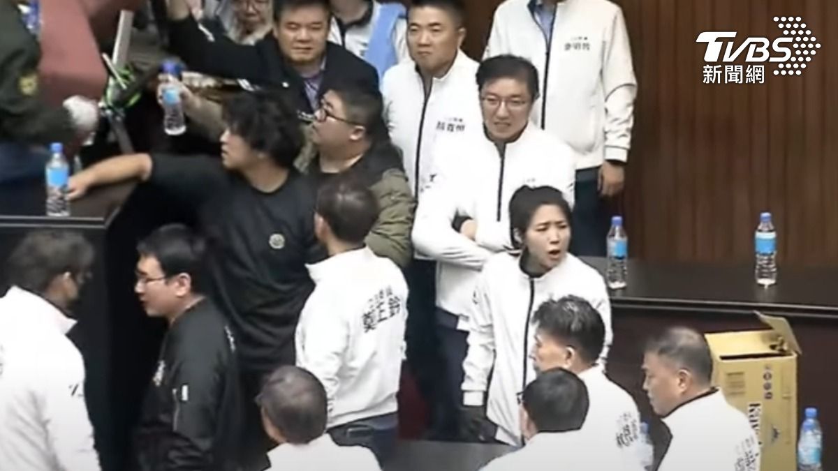 疑想拿水給綠委喝 徐巧芯見狀狂譙不准:國民黨是在做什麼東西
