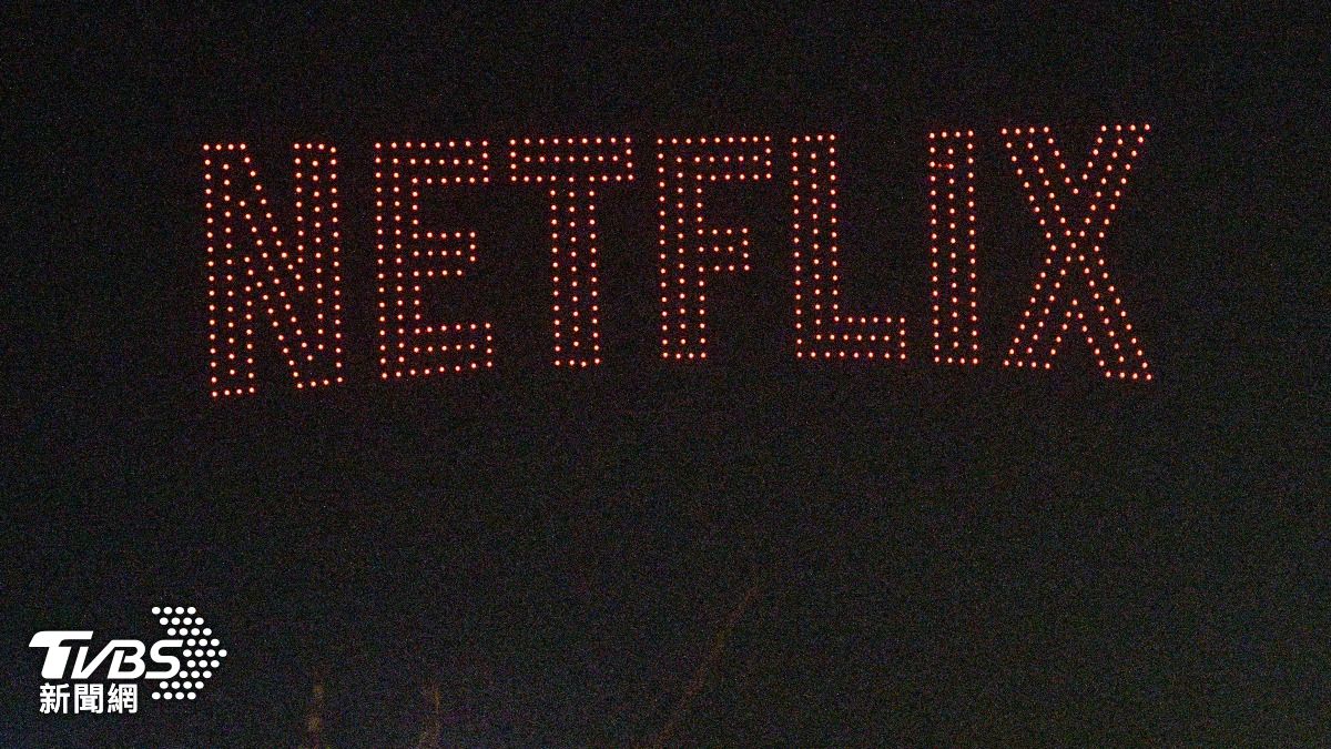 無人機組成「Netflix」點亮高雄港。(圖/胡瑞麒攝)