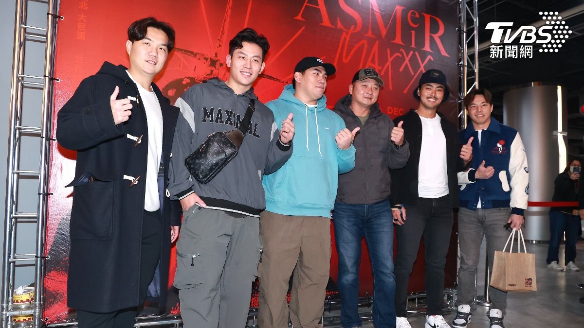 江坤宇（左起）、戴培峰、曾頌恩、總教練曾豪駒、林家正、郭俊麟。（圖／黃城碩攝）