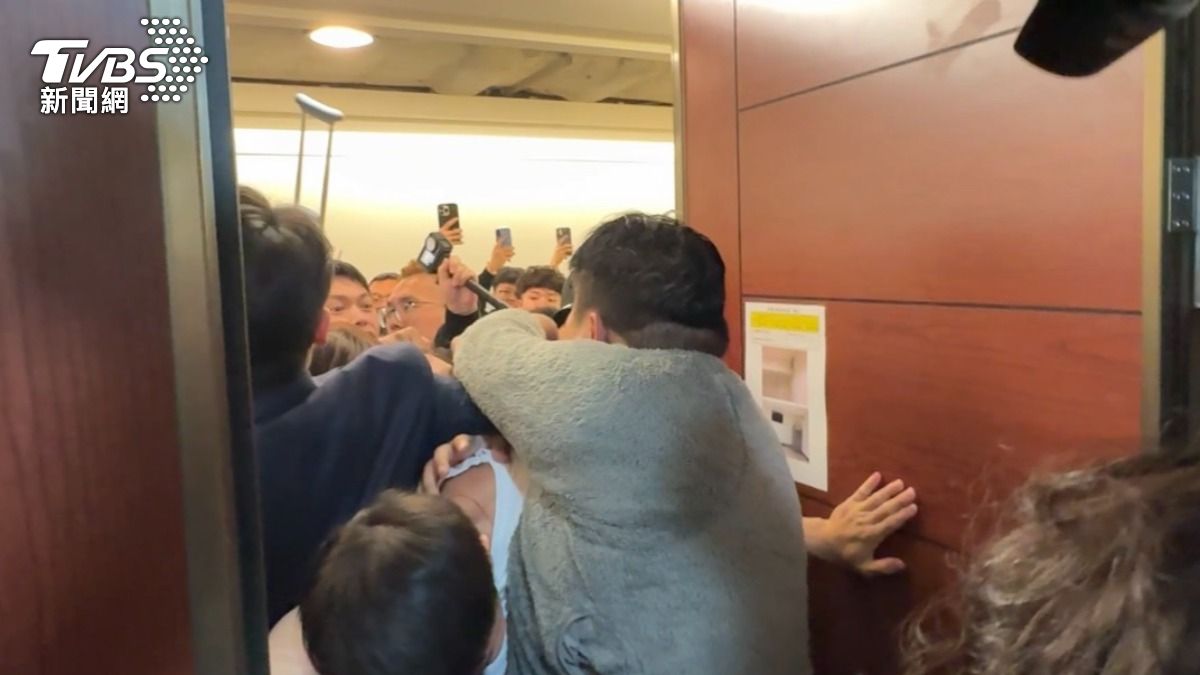 統神喊告毆打他的黑衣男。(圖/讀者提供)
