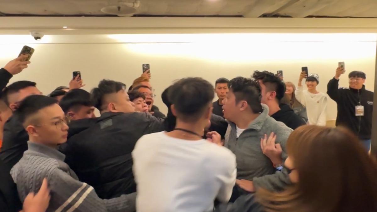 《拳上》後台第二戰!統神遭「蹦闆黑衣人」K頭 警逮2人