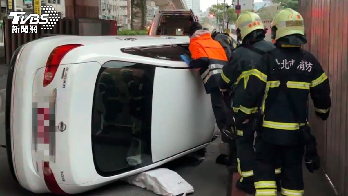 快訊／北市多元計程車自撞90度側翻　駕駛、女乘客急爬出