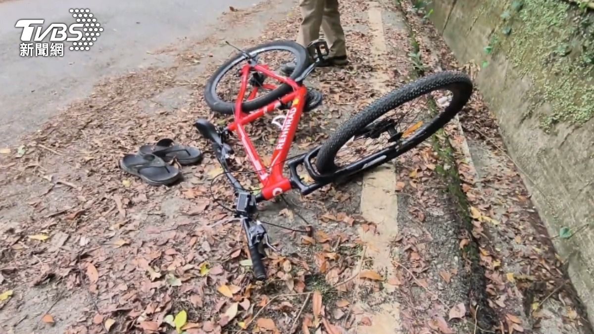腳踏車騎士倒臥水溝被機車騎士發現。(圖/TVBS)