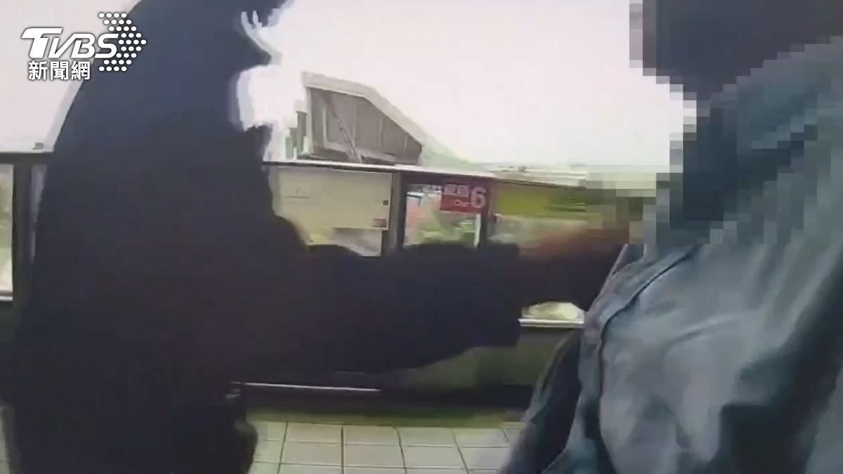 老翁喝醉酒後在捷運站內鬧事,警方到場勸阻。(圖/TVBS)