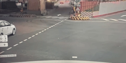 路口監視器拍下多元計程車自撞過程。（圖／TVBS）
