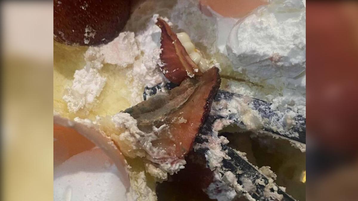 知名糕點「方師傅」出包!草莓切開填滿灰綠菌絲 業者道歉了
