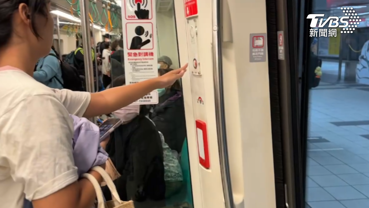 快訊/高雄捷運「車門開了、月台門卡住」旅客傻眼 高捷說明了