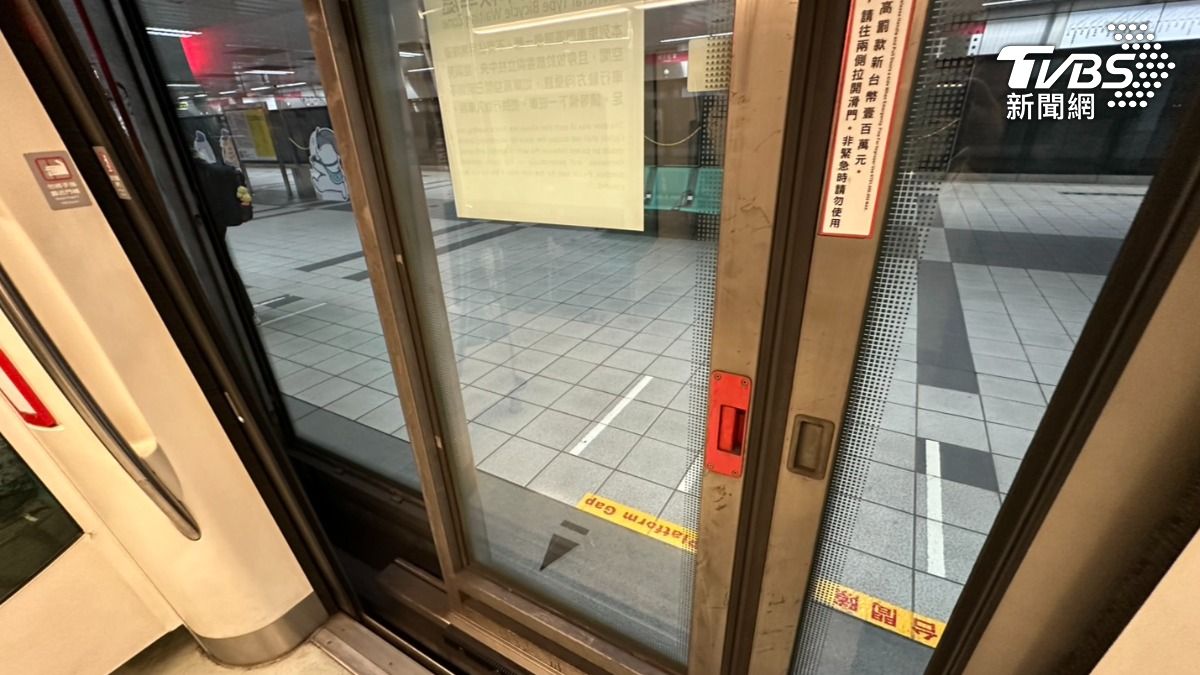 高捷列車出現故障，列車門對不上月台門。（圖／民眾提供）