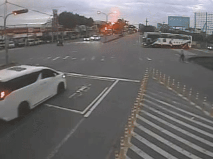 無照酒駕的林男闖紅燈,並撞上遊覽車。(圖/TVBS)