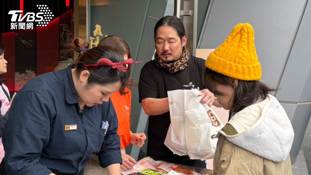 金度潤透過友人牽線餐盒義賣活動,一早9點就到店裡準備,更仔細地幫粉絲裝餐點。(圖/陳薈涵攝)