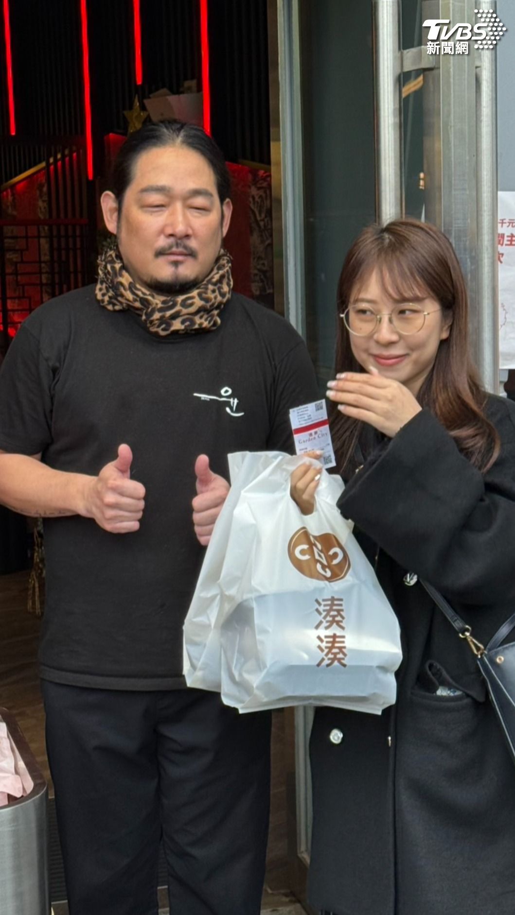 金度潤和購買餐盒的粉絲拍照。(圖/陳薈涵攝)