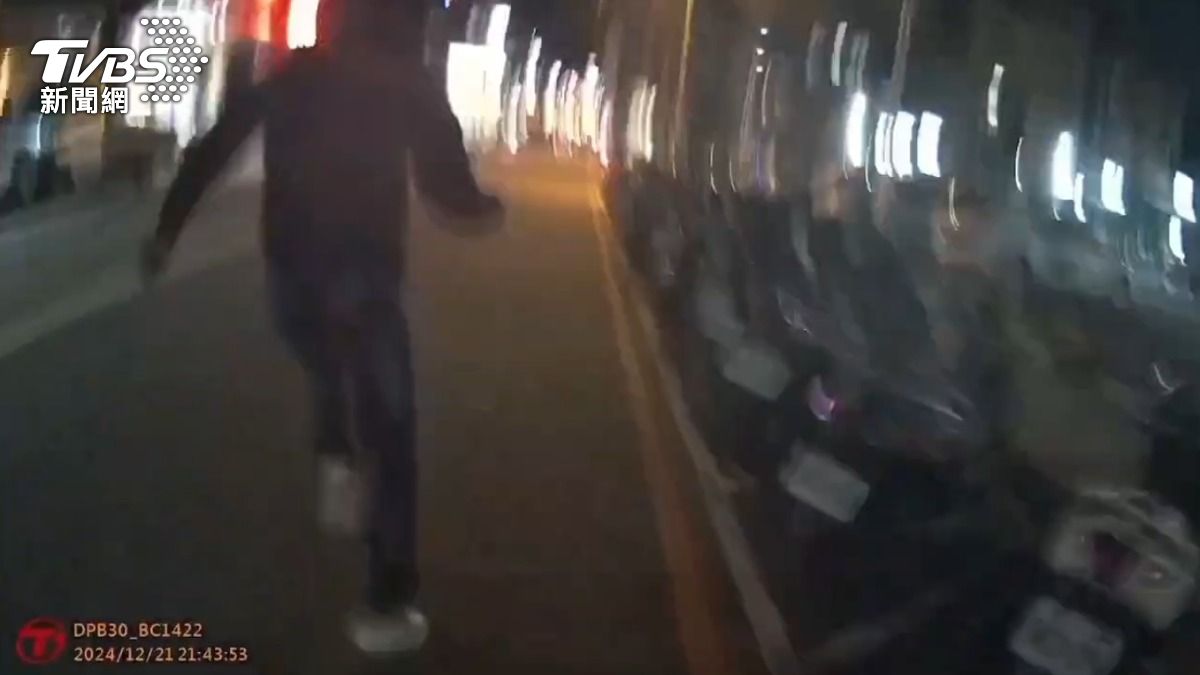 新竹湖口警方攔查到一名失聯移工。(圖/TVBS)