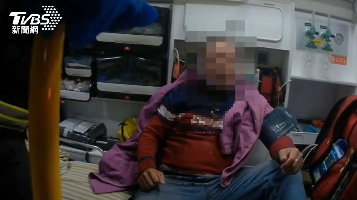 李男疑似酒後亂尿尿在機車上,慘被車主毆打送醫。(圖/TVBS)