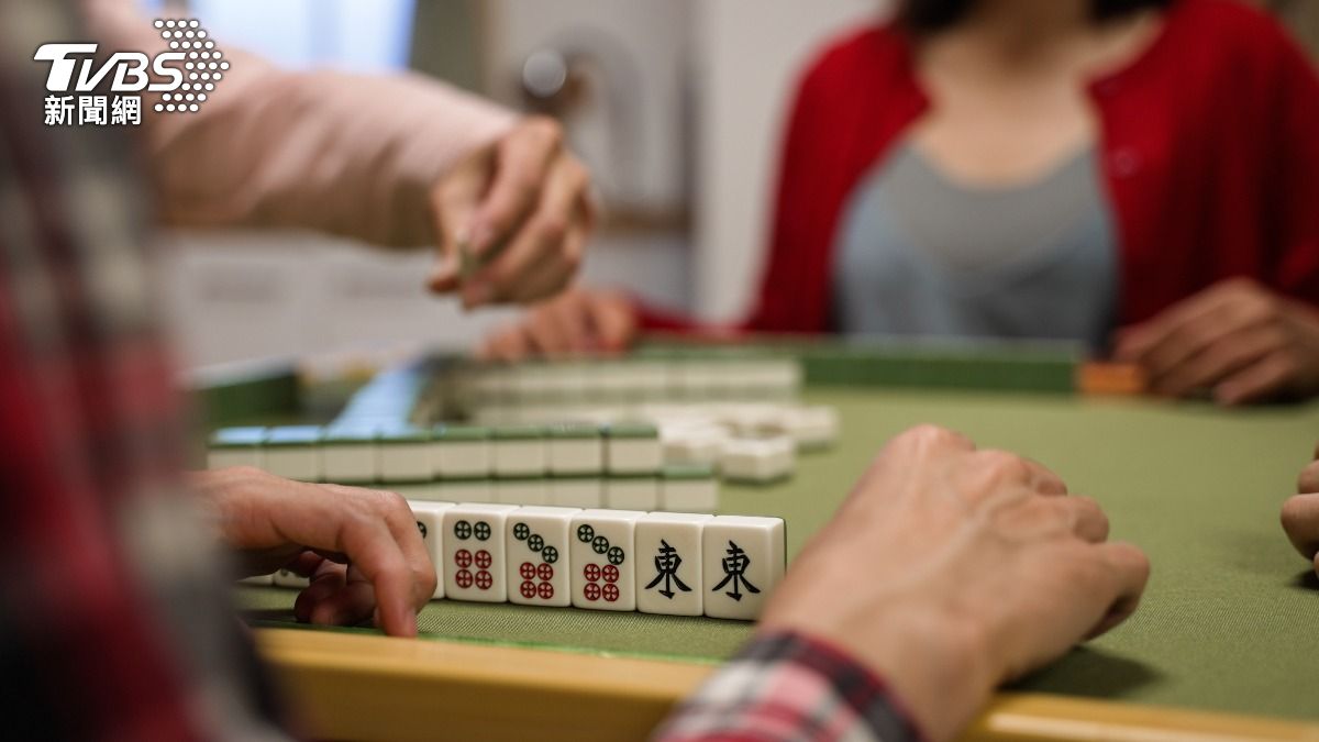 打牌時該選擇坐在哪一個位置,也是一門充滿眉角的學問。(示意圖/shutterstock達志影像)
