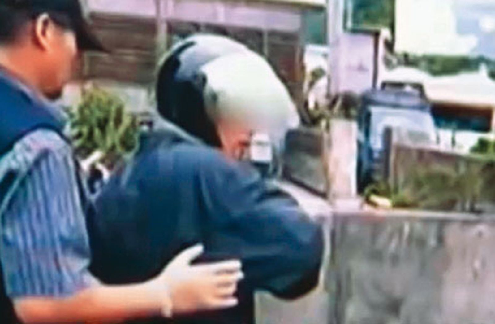 阿義（右）僅因被黃男瞄了一眼，自認遭到挑釁，竟持土製獵槍射殺黃男。（圖／翻攝畫面）