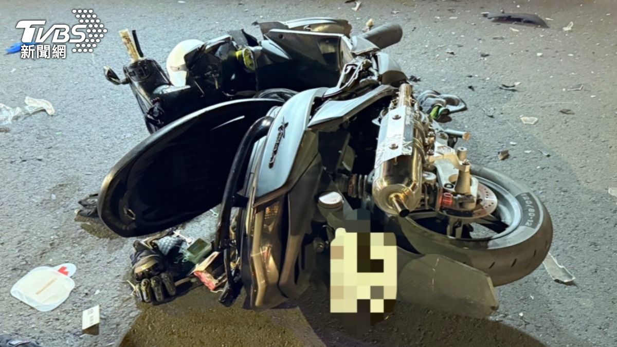 機車零件碎落一地,橫躺在路中。(圖/TVBS)