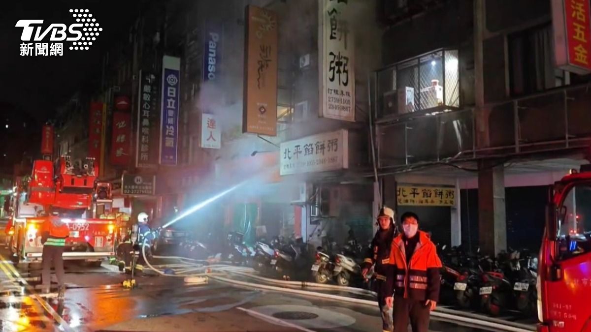 信義區餐廳凌晨火警!消防急疏散12人 2女送醫