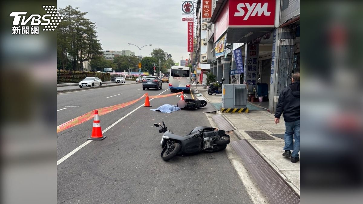 有片/撞擊瞬間曝!台中翁超車鑽縫隙擦撞 捲公車底遭輾亡