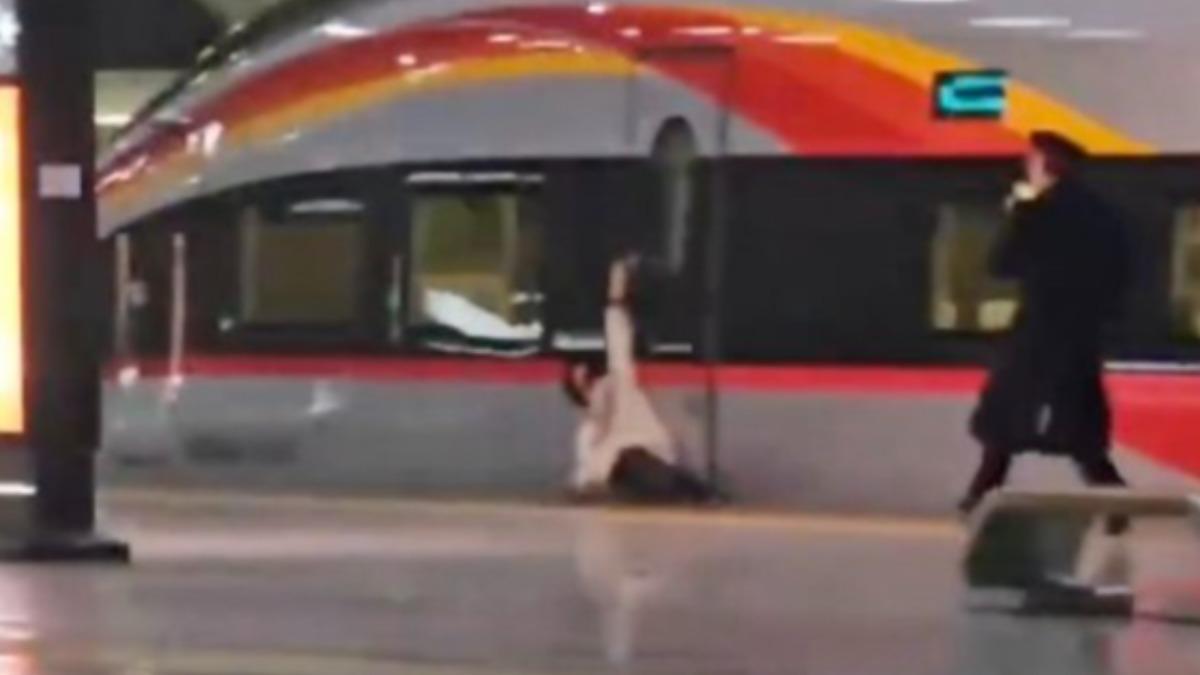 中國大陸一名女子搶上高鐵遭車門夾住拖行。（圖／翻攝自@逍遙劉杰　微博）