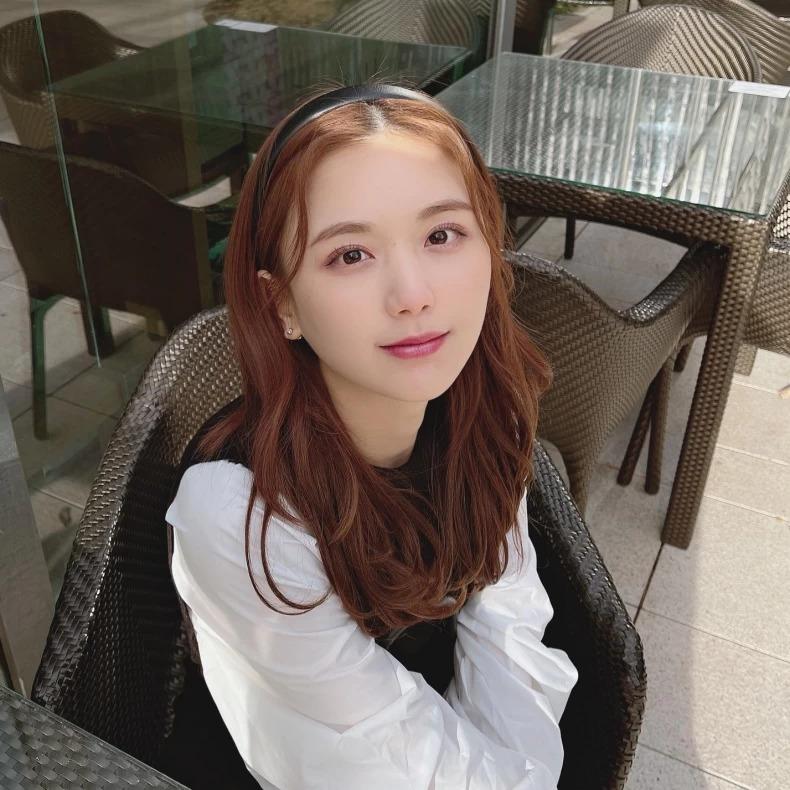 提亮肌膚的髮色可以讓你的氣色看起來更加紅潤健康。(圖/翻攝自IG@cchan_fee4)