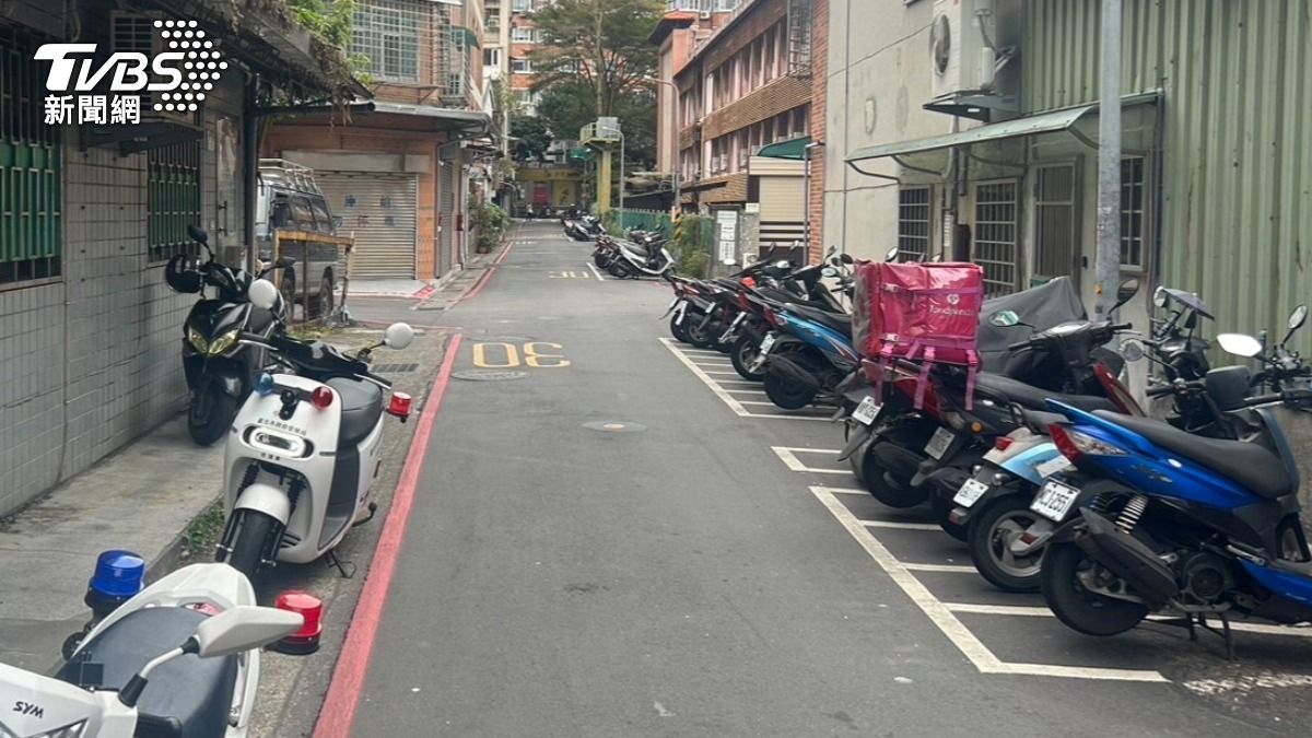靜宜大學助理教授洗澡身亡，警方趕赴現場。（圖／TVBS）