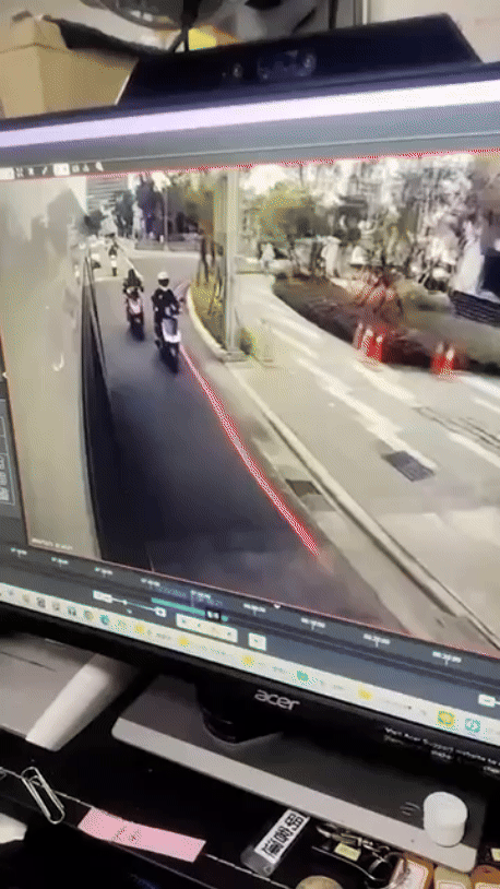 林男疑似欲往前超車,只是鑽縫隙過程中不慎與蔡女發生擦撞。(圖/TVBS)
