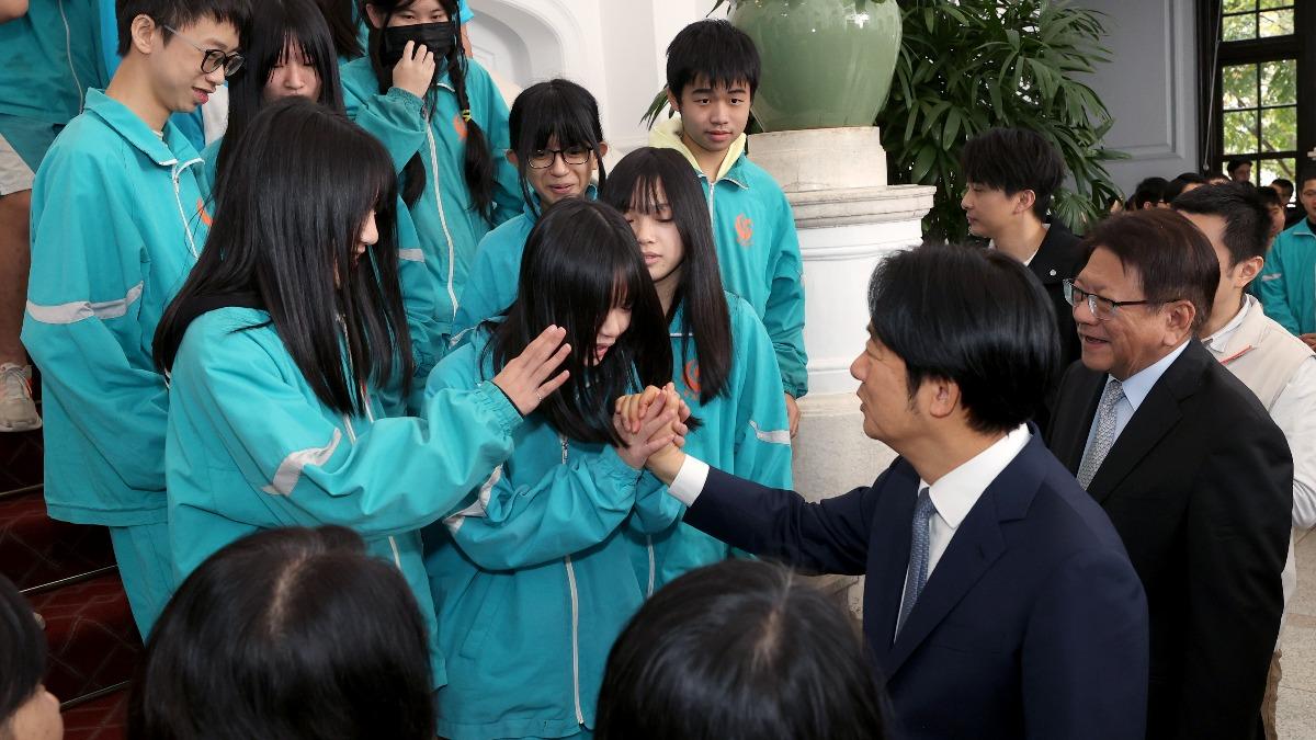 賴清德與萬里學弟妹相見 歡擊掌握手學生嗨喊「不洗手」