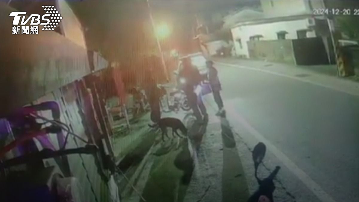 雙方發生口角衝突,陳男哥哥持刀砍傷兄弟倆。(圖/TVBS)