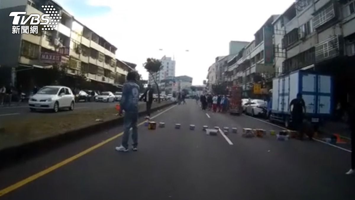 台中市霧峰區某宮廟昨（23）日下午舉辦遶境活動，因鞭炮擋道遭警方制止。（圖／TVBS）