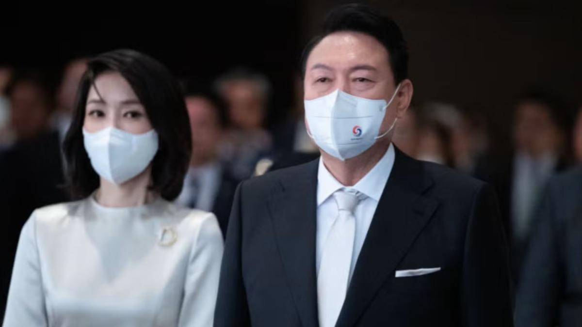尹錫悅夫婦因戒嚴之亂成為全民公敵。(圖/翻攝自ELLE)