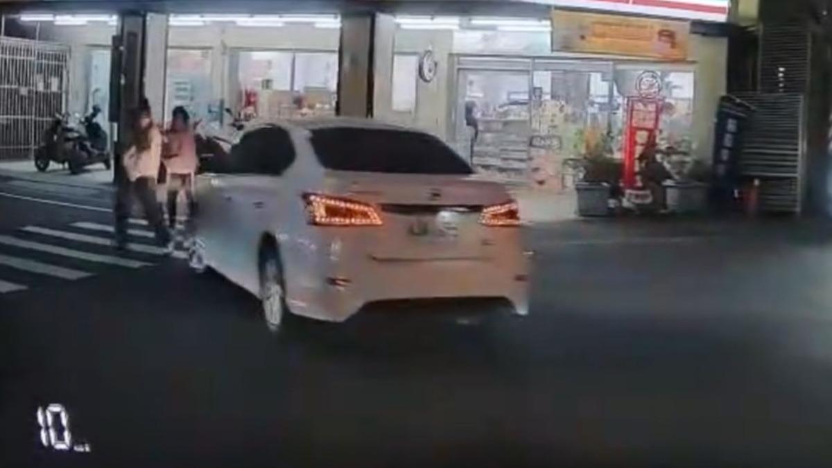 台南轎車「左轉無視行人」2女險遭輾 他指無3規劃:下次照撞