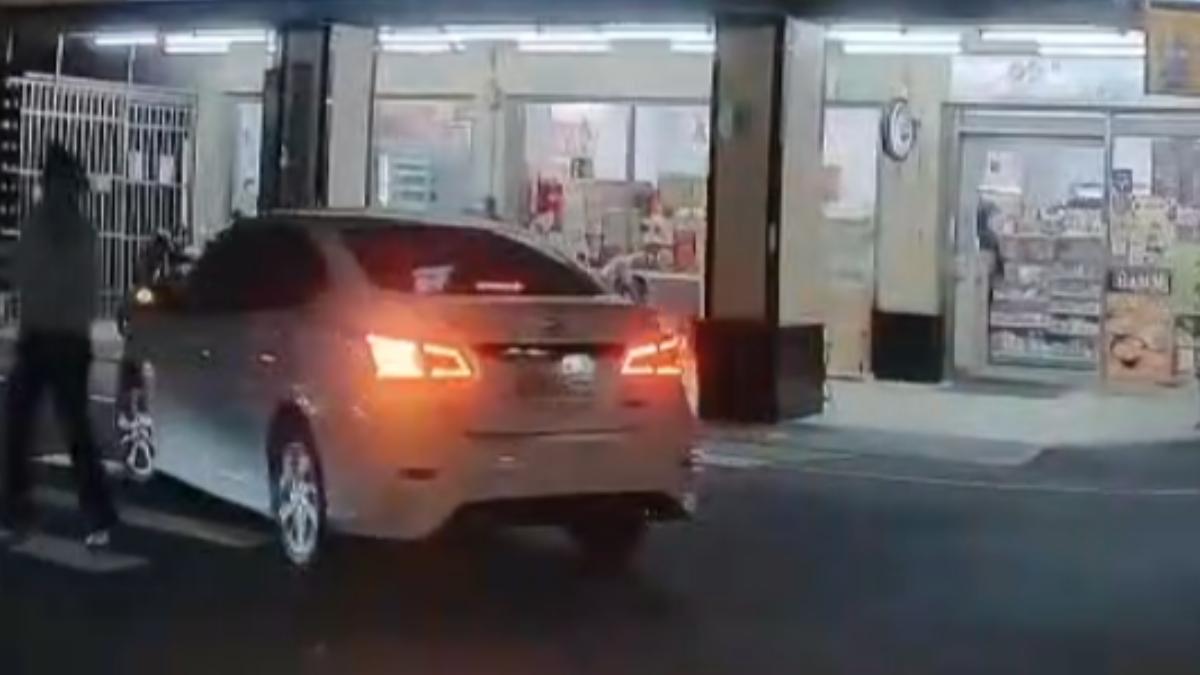 車身急煞晃動後，後方兩名女行人急忙後退才逃過死劫。（圖／翻攝自thread@as830820）