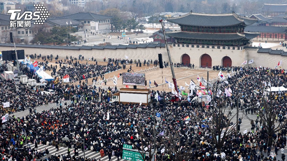 彈劾風暴如韓劇　農駕拖拉機集會　遭警攔30hr