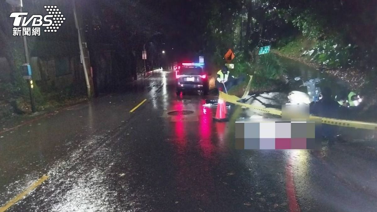 楊姓騎士騎乘途中感到身體不適，將車臨停路邊後下秒倒地猝死。（圖／TVBS）