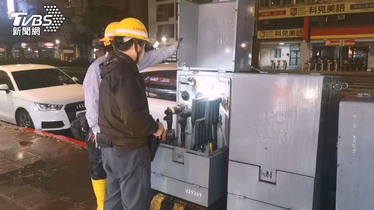 台電人員檢修，釐清漏電原因。（圖／TVBS）
