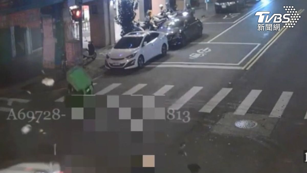 有片/轎車高速闖燈!新北外送員被撞飛「肋骨骨折」 他棄車秒逃