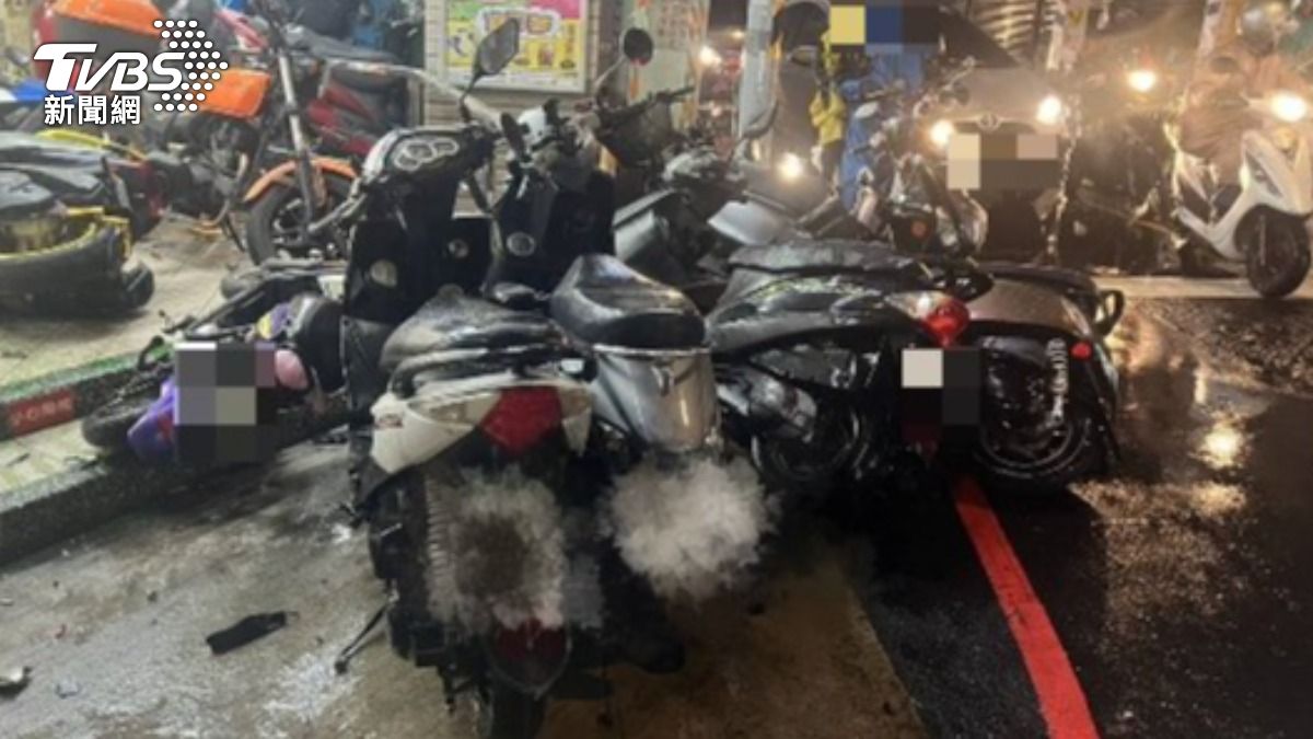 多輛機車受到波及。(圖/TVBS)